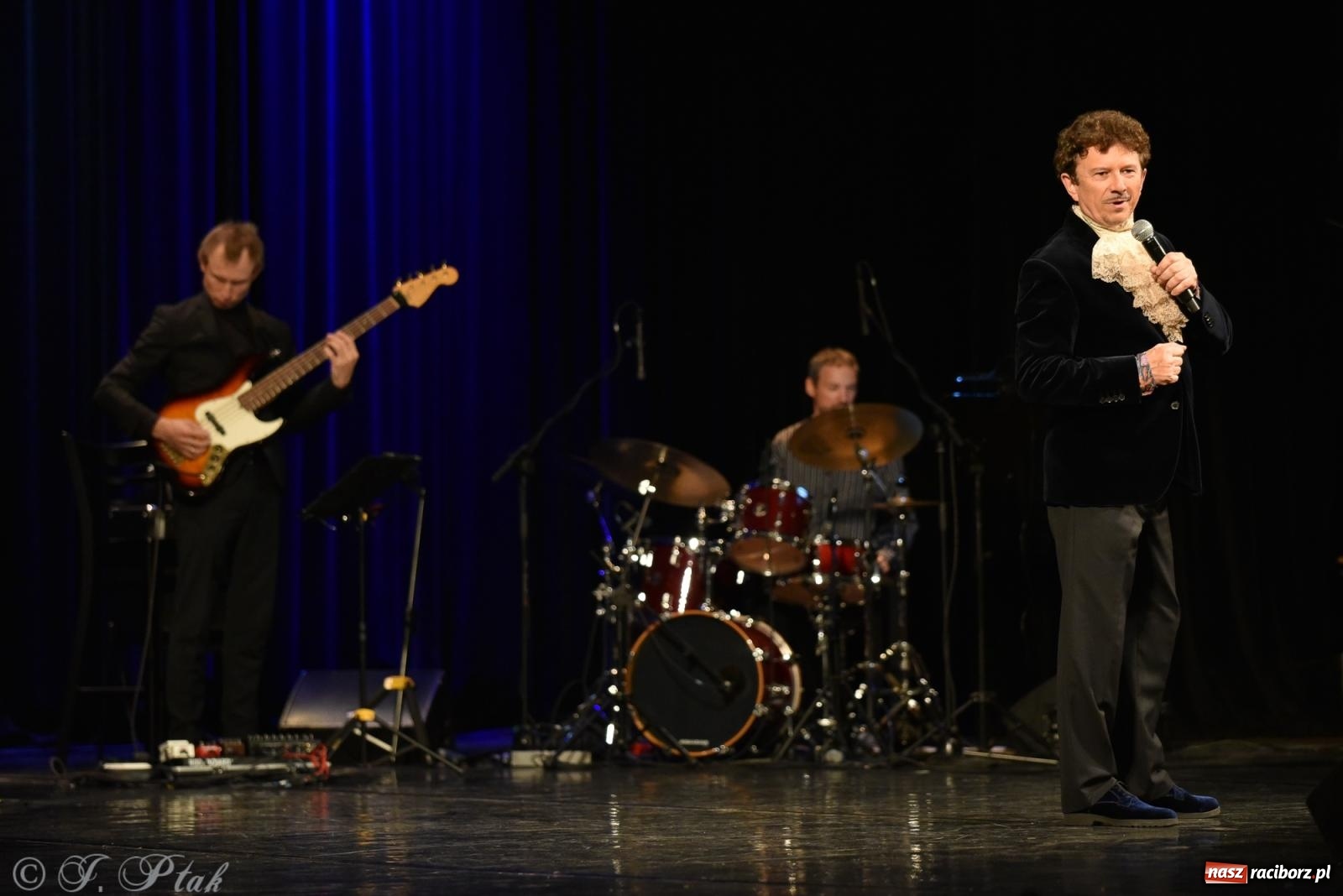 Zdjęcie w galerii na portalu naszraciborz.pl: Tych lat nie odda nikt. Rewia przebojów w RCK [FOTO i WIDEO] wiadomości z regionu