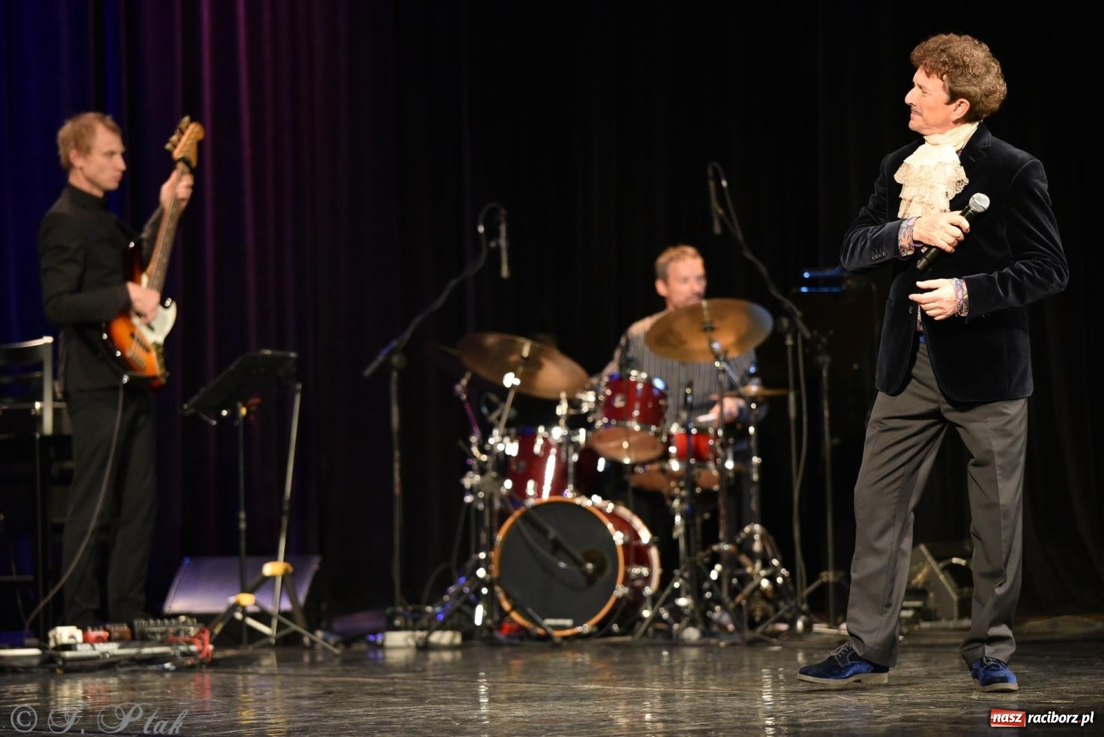 Zdjęcie w galerii na portalu naszraciborz.pl: Tych lat nie odda nikt. Rewia przebojów w RCK [FOTO i WIDEO] wiadomości z regionu