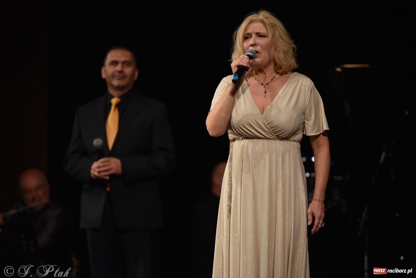 Zdjęcie w galerii na portalu naszraciborz.pl: Tych lat nie odda nikt. Rewia przebojów w RCK [FOTO i WIDEO] wiadomości z regionu