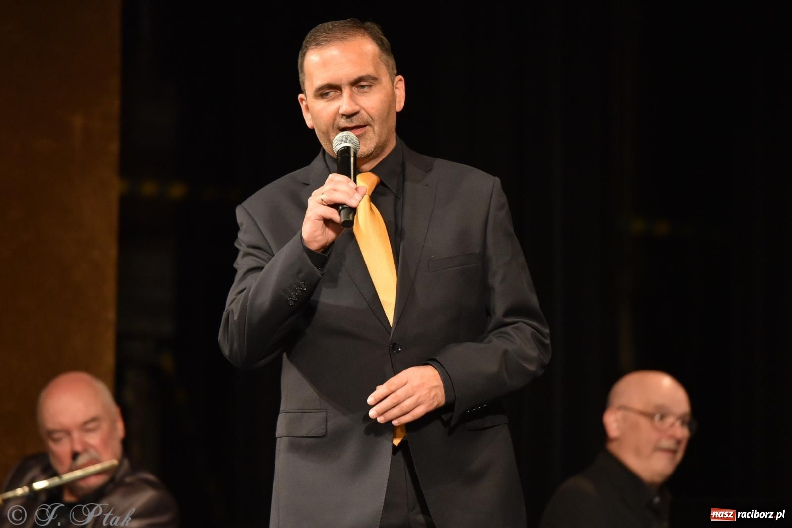 Zdjęcie w galerii na portalu naszraciborz.pl: Tych lat nie odda nikt. Rewia przebojów w RCK [FOTO i WIDEO] wiadomości z regionu