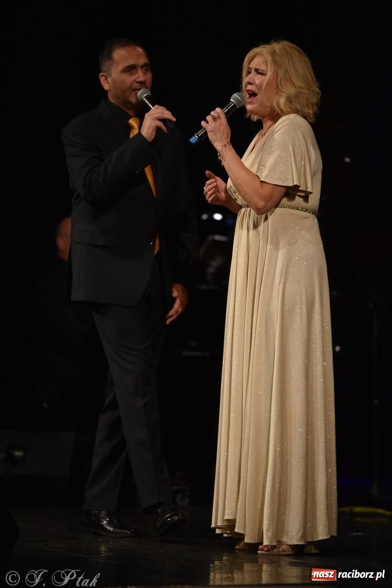 Zdjęcie w galerii na portalu naszraciborz.pl: Tych lat nie odda nikt. Rewia przebojów w RCK [FOTO i WIDEO] wiadomości z regionu