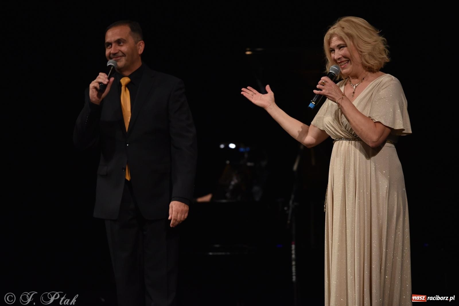 Zdjęcie w galerii na portalu naszraciborz.pl: Tych lat nie odda nikt. Rewia przebojów w RCK [FOTO i WIDEO] wiadomości z regionu