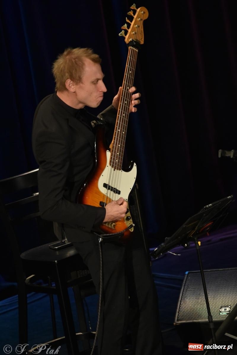 Zdjęcie w galerii na portalu naszraciborz.pl: Tych lat nie odda nikt. Rewia przebojów w RCK [FOTO i WIDEO] wiadomości z regionu
