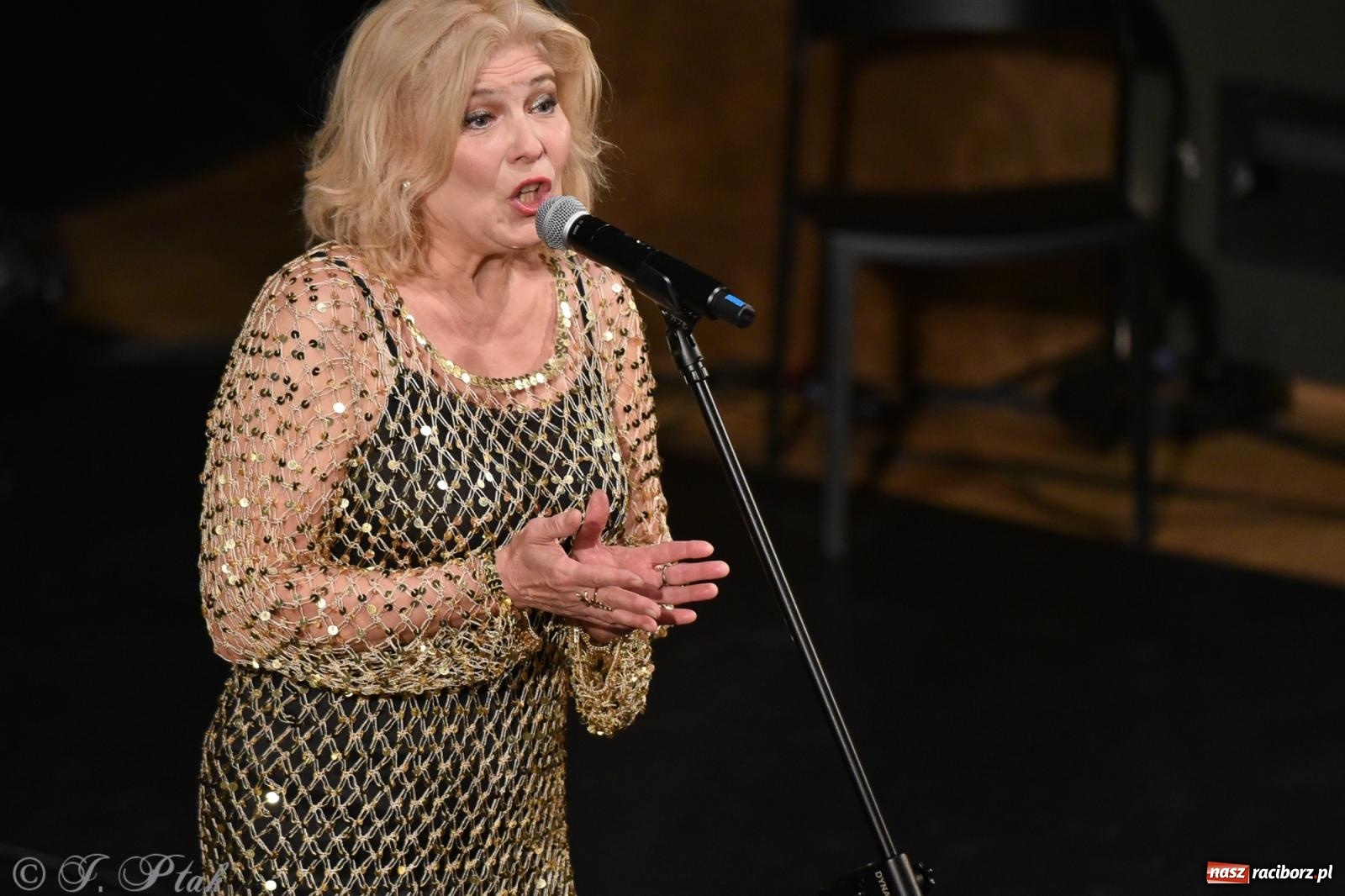 Zdjęcie w galerii na portalu naszraciborz.pl: Tych lat nie odda nikt. Rewia przebojów w RCK [FOTO i WIDEO] wiadomości z regionu