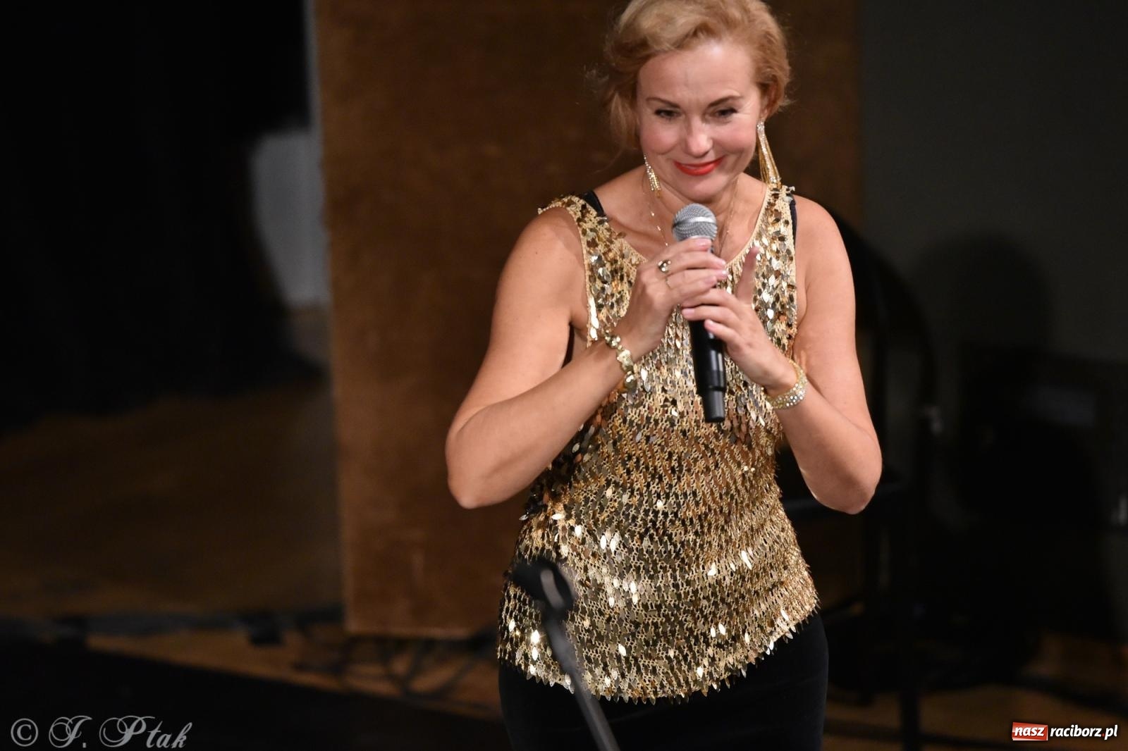 Zdjęcie w galerii na portalu naszraciborz.pl: Tych lat nie odda nikt. Rewia przebojów w RCK [FOTO i WIDEO] wiadomości z regionu