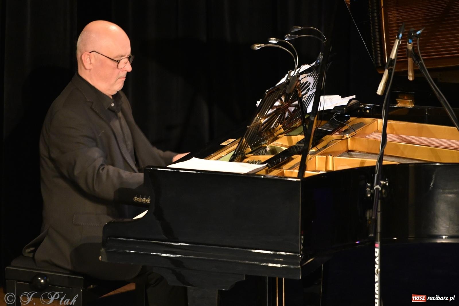 Zdjęcie w galerii na portalu naszraciborz.pl: Tych lat nie odda nikt. Rewia przebojów w RCK [FOTO i WIDEO] wiadomości z regionu