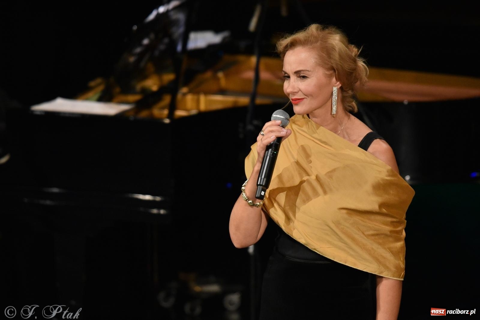 Zdjęcie w galerii na portalu naszraciborz.pl: Tych lat nie odda nikt. Rewia przebojów w RCK [FOTO i WIDEO] wiadomości z regionu