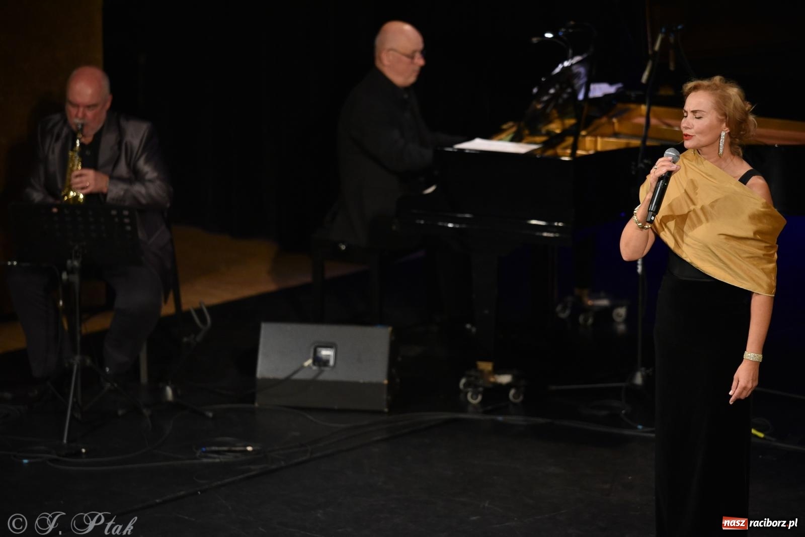 Zdjęcie w galerii na portalu naszraciborz.pl: Tych lat nie odda nikt. Rewia przebojów w RCK [FOTO i WIDEO] wiadomości z regionu