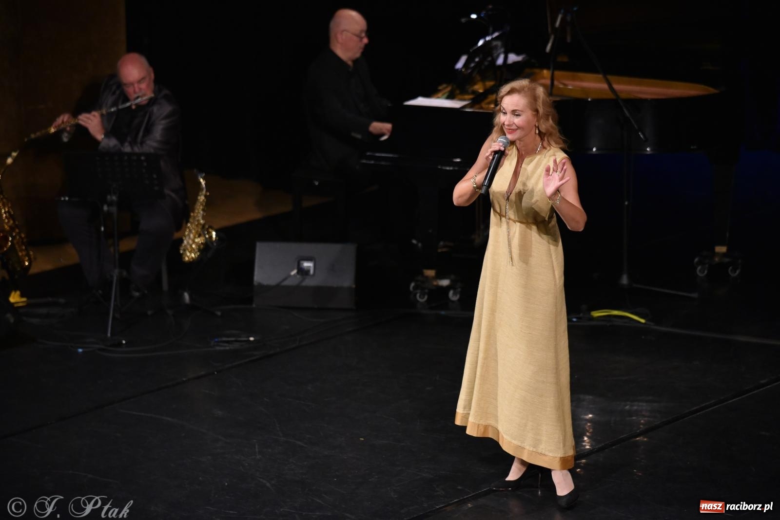 Zdjęcie w galerii na portalu naszraciborz.pl: Tych lat nie odda nikt. Rewia przebojów w RCK [FOTO i WIDEO] wiadomości z regionu