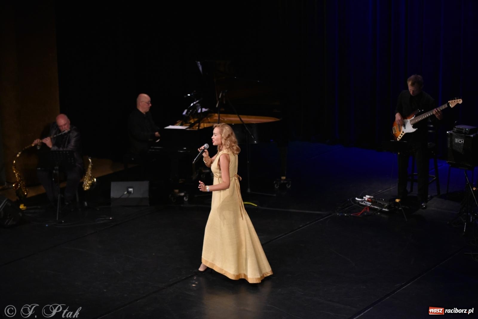 Zdjęcie w galerii na portalu naszraciborz.pl: Tych lat nie odda nikt. Rewia przebojów w RCK [FOTO i WIDEO] wiadomości z regionu