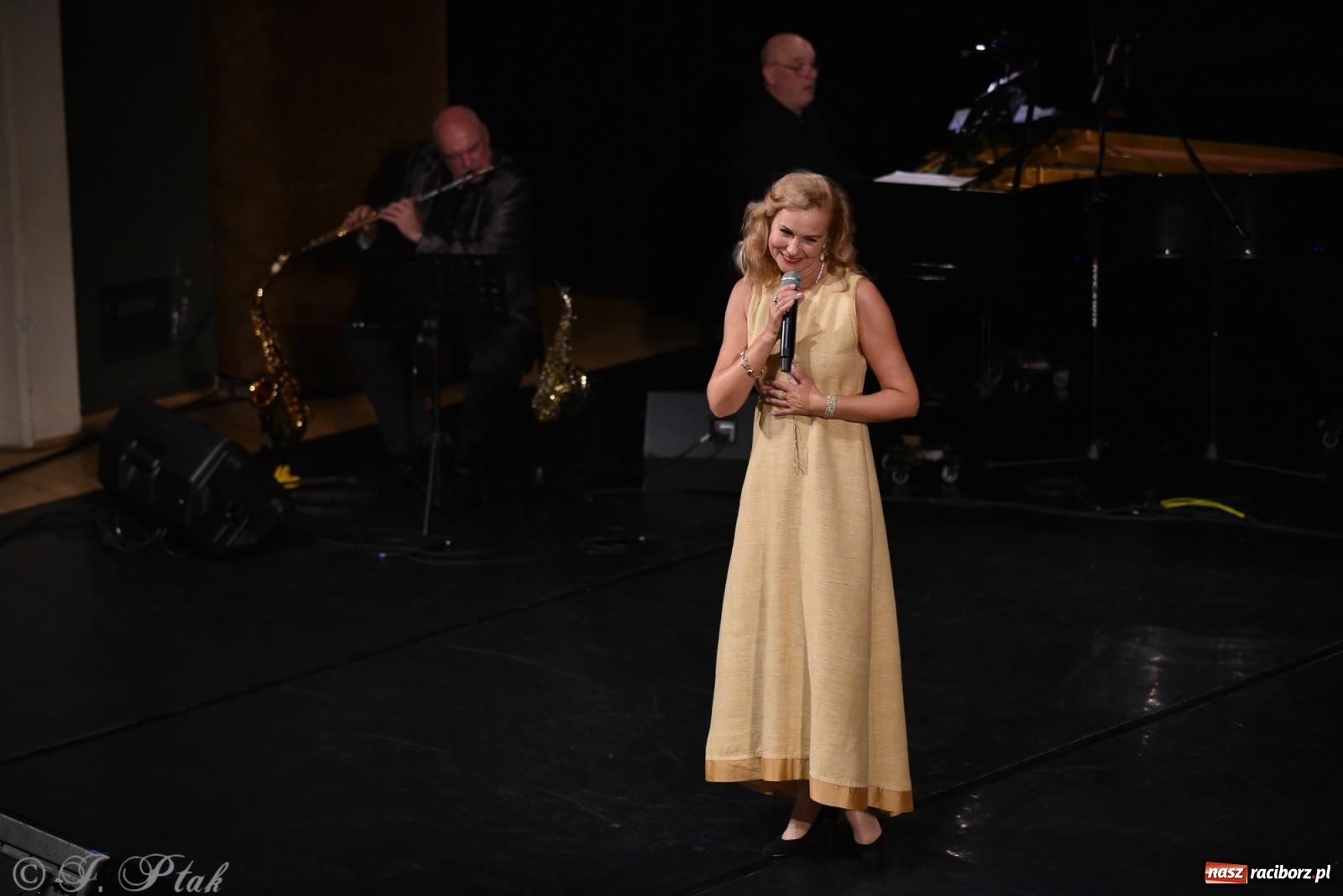 Zdjęcie w galerii na portalu naszraciborz.pl: Tych lat nie odda nikt. Rewia przebojów w RCK [FOTO i WIDEO] wiadomości z regionu
