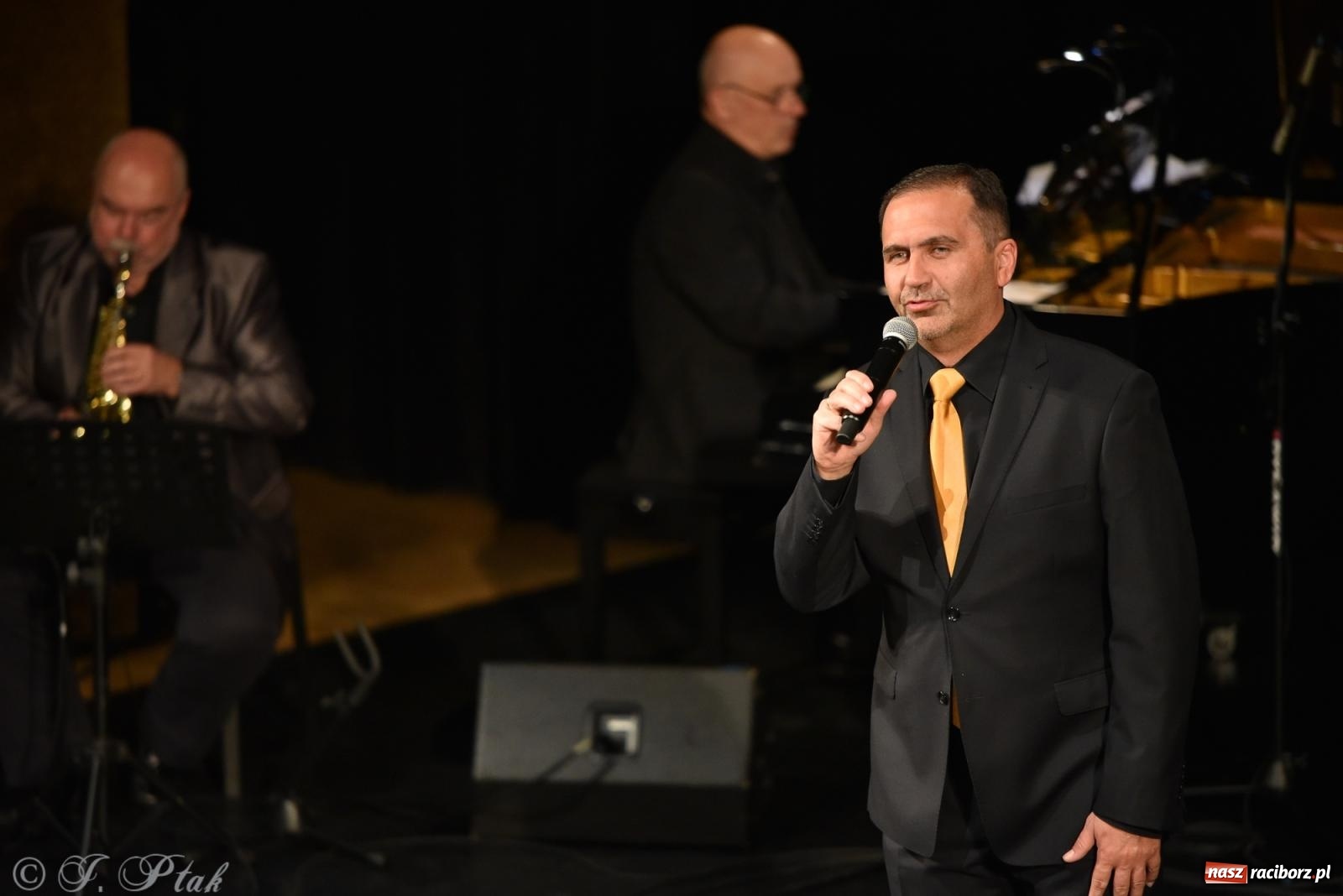 Zdjęcie w galerii na portalu naszraciborz.pl: Tych lat nie odda nikt. Rewia przebojów w RCK [FOTO i WIDEO] wiadomości z regionu