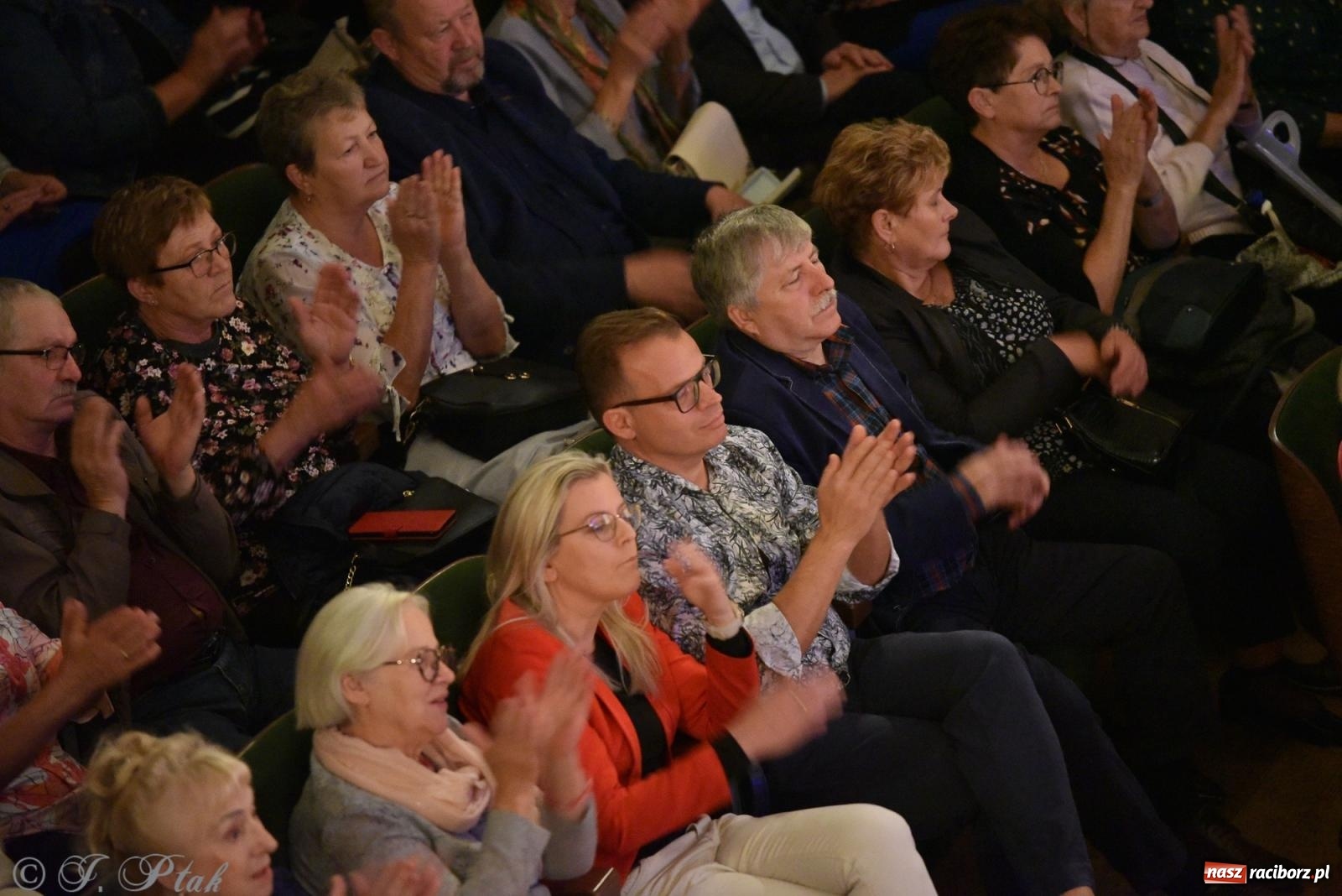 Zdjęcie w galerii na portalu naszraciborz.pl: Tych lat nie odda nikt. Rewia przebojów w RCK [FOTO i WIDEO] wiadomości z regionu