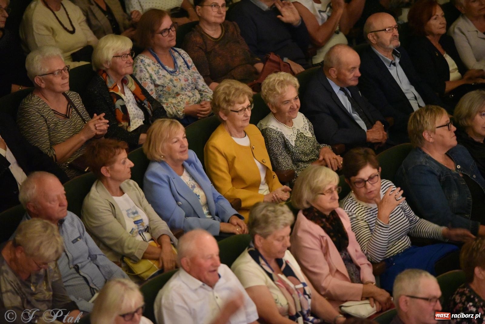 Zdjęcie w galerii na portalu naszraciborz.pl: Tych lat nie odda nikt. Rewia przebojów w RCK [FOTO i WIDEO] wiadomości z regionu