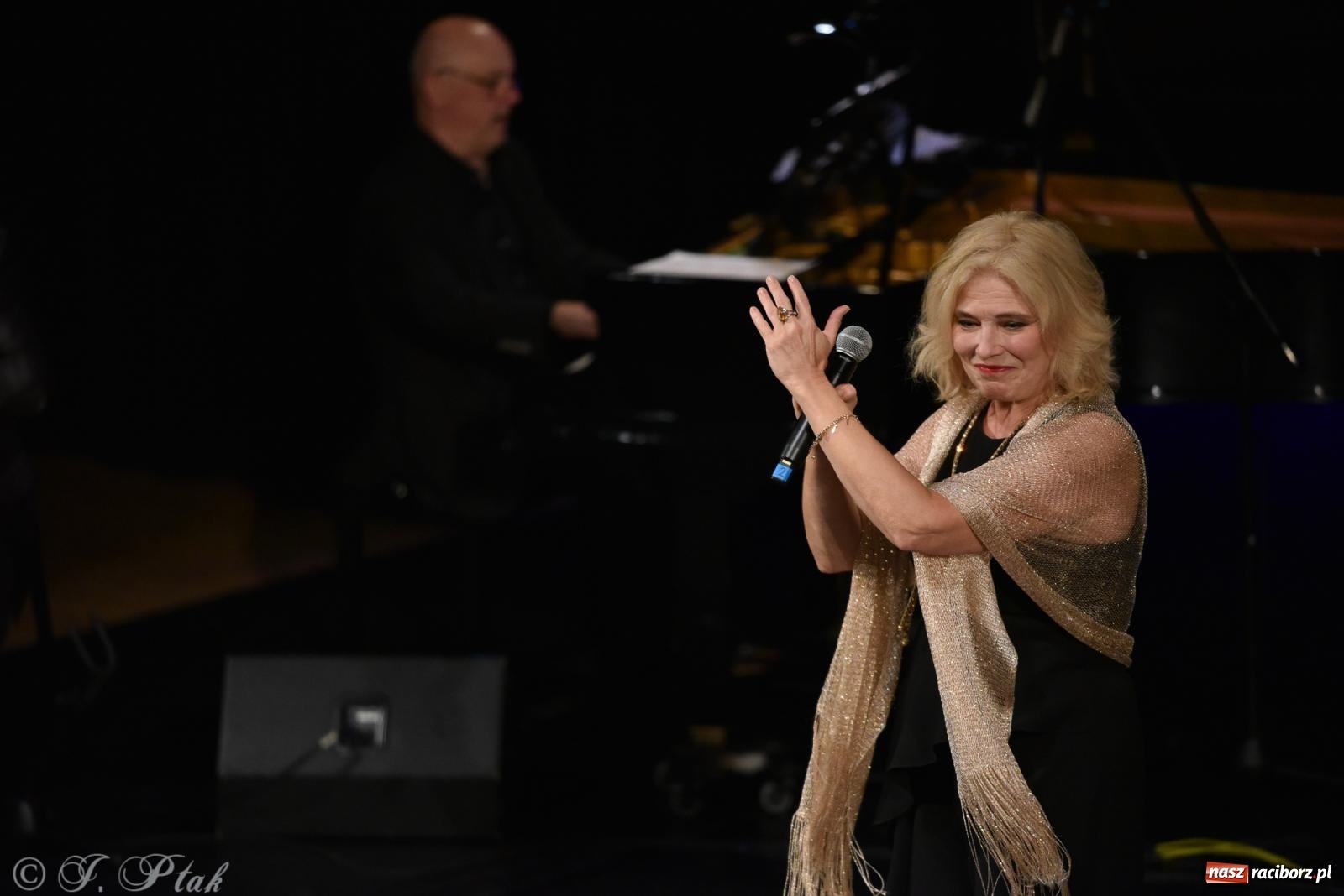 Zdjęcie w galerii na portalu naszraciborz.pl: Tych lat nie odda nikt. Rewia przebojów w RCK [FOTO i WIDEO] wiadomości z regionu