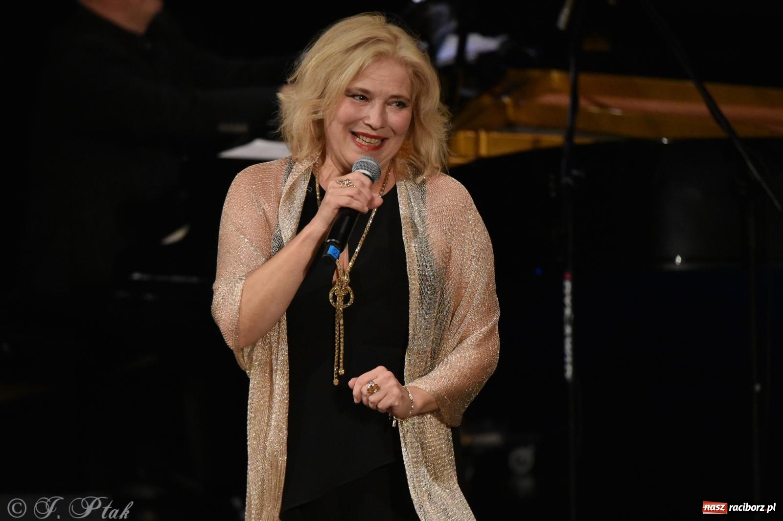 Zdjęcie w galerii na portalu naszraciborz.pl: Tych lat nie odda nikt. Rewia przebojów w RCK [FOTO i WIDEO] wiadomości z regionu