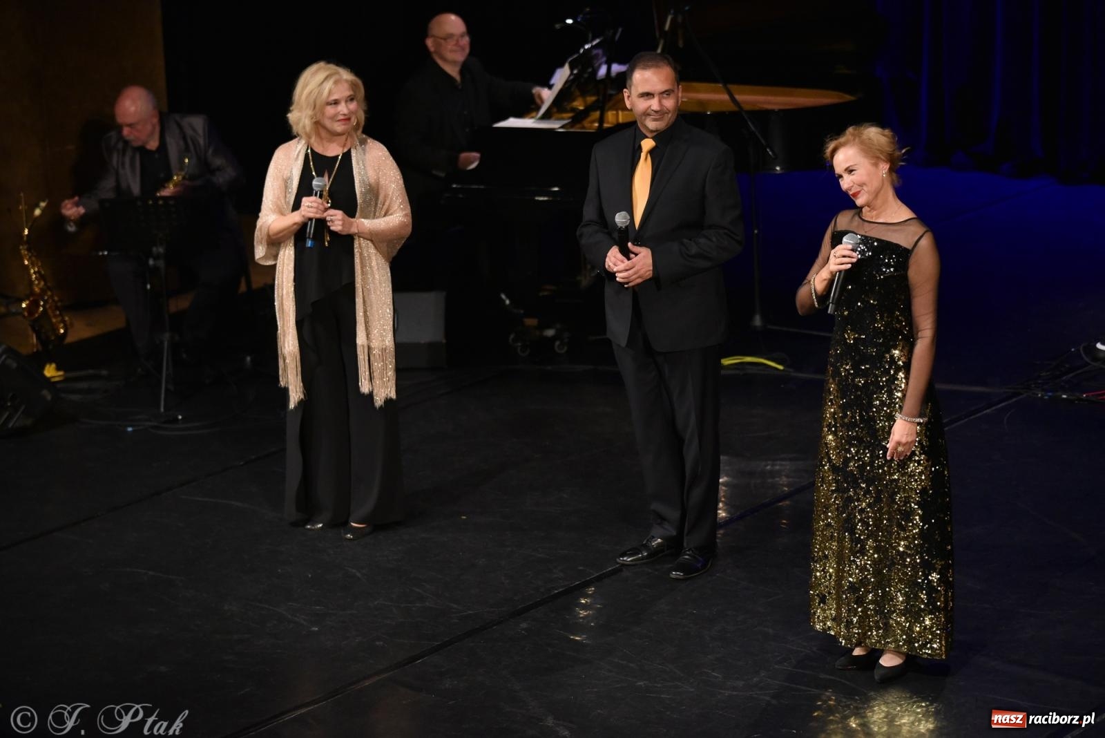 Zdjęcie w galerii na portalu naszraciborz.pl: Tych lat nie odda nikt. Rewia przebojów w RCK [FOTO i WIDEO] wiadomości z regionu