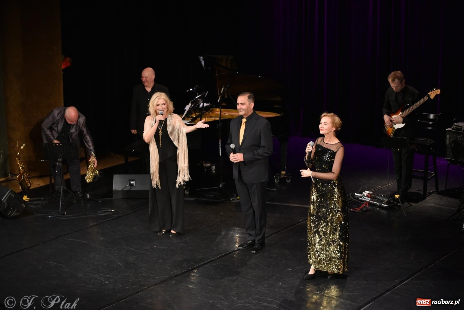 Zdjęcie w galerii na portalu naszraciborz.pl: Tych lat nie odda nikt. Rewia przebojów w RCK [FOTO i WIDEO] wiadomości z regionu