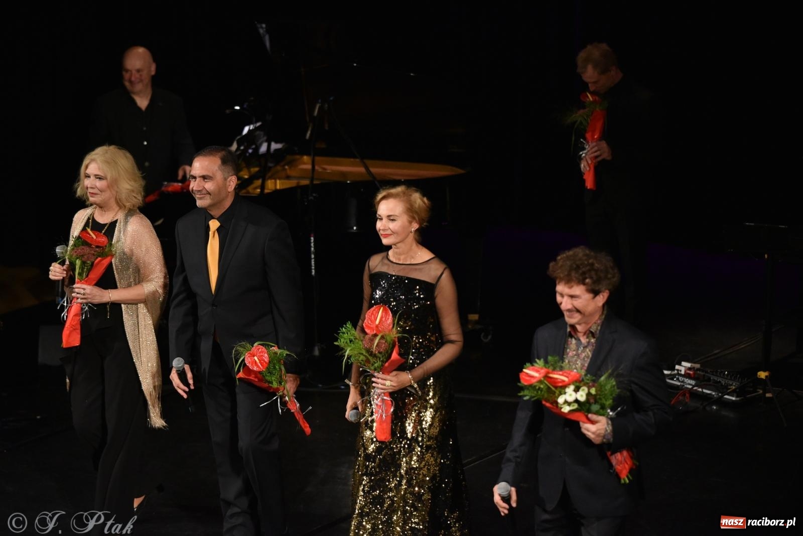 Zdjęcie w galerii na portalu naszraciborz.pl: Tych lat nie odda nikt. Rewia przebojów w RCK [FOTO i WIDEO] wiadomości z regionu