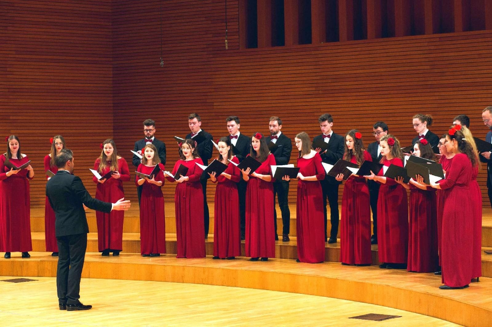 Zdjęcie w galerii na portalu naszraciborz.pl: Chór Canticum Novum zaśpiewa w starym opactwie wiadomości z regionu