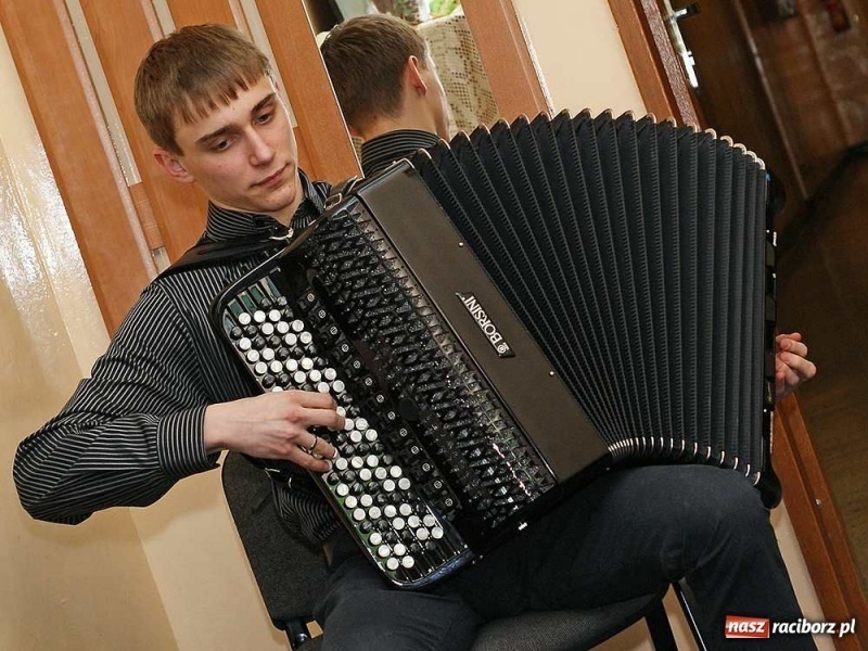 Zdjęcie w galerii na portalu naszraciborz.pl: Każdą pracę traktuję jak dziecko... wiadomości z regionu