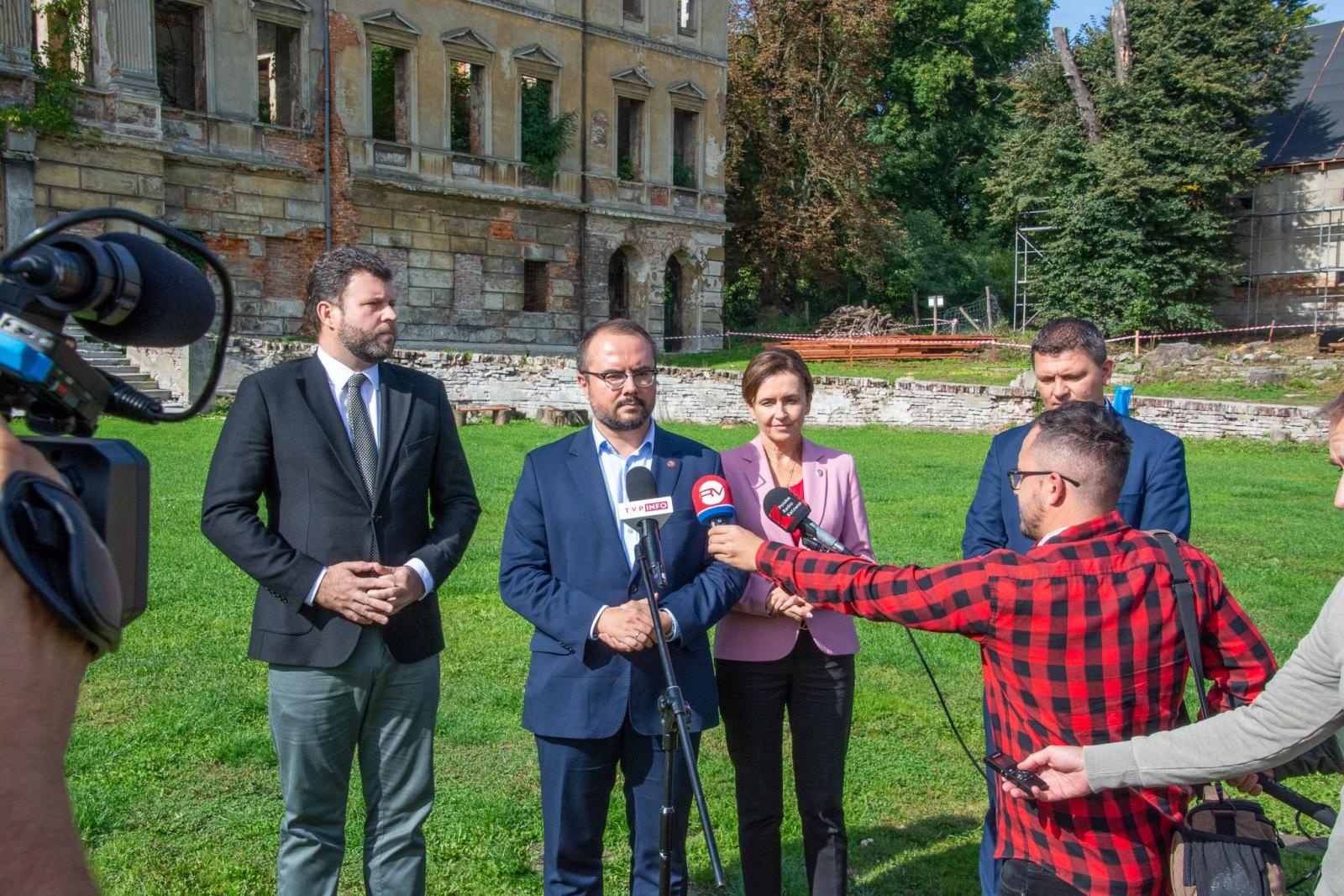 Zdjęcie w galerii na portalu naszraciborz.pl: PiS chce odbudować pałac w Sławikowie, jeśli wygra wybory wiadomości z regionu