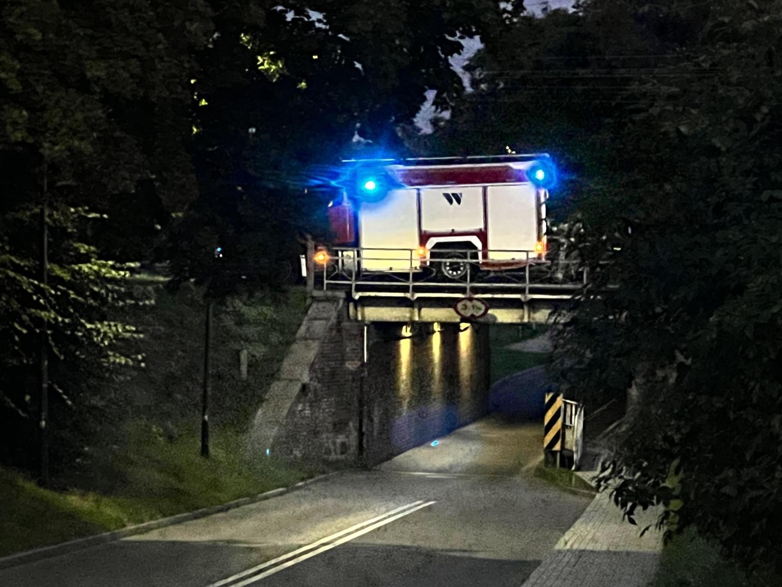 Zdjęcie w galerii na portalu naszraciborz.pl: Raport 998. Kot na drzewie w Kornicach. Pożar przy 1 Maja wiadomości z regionu