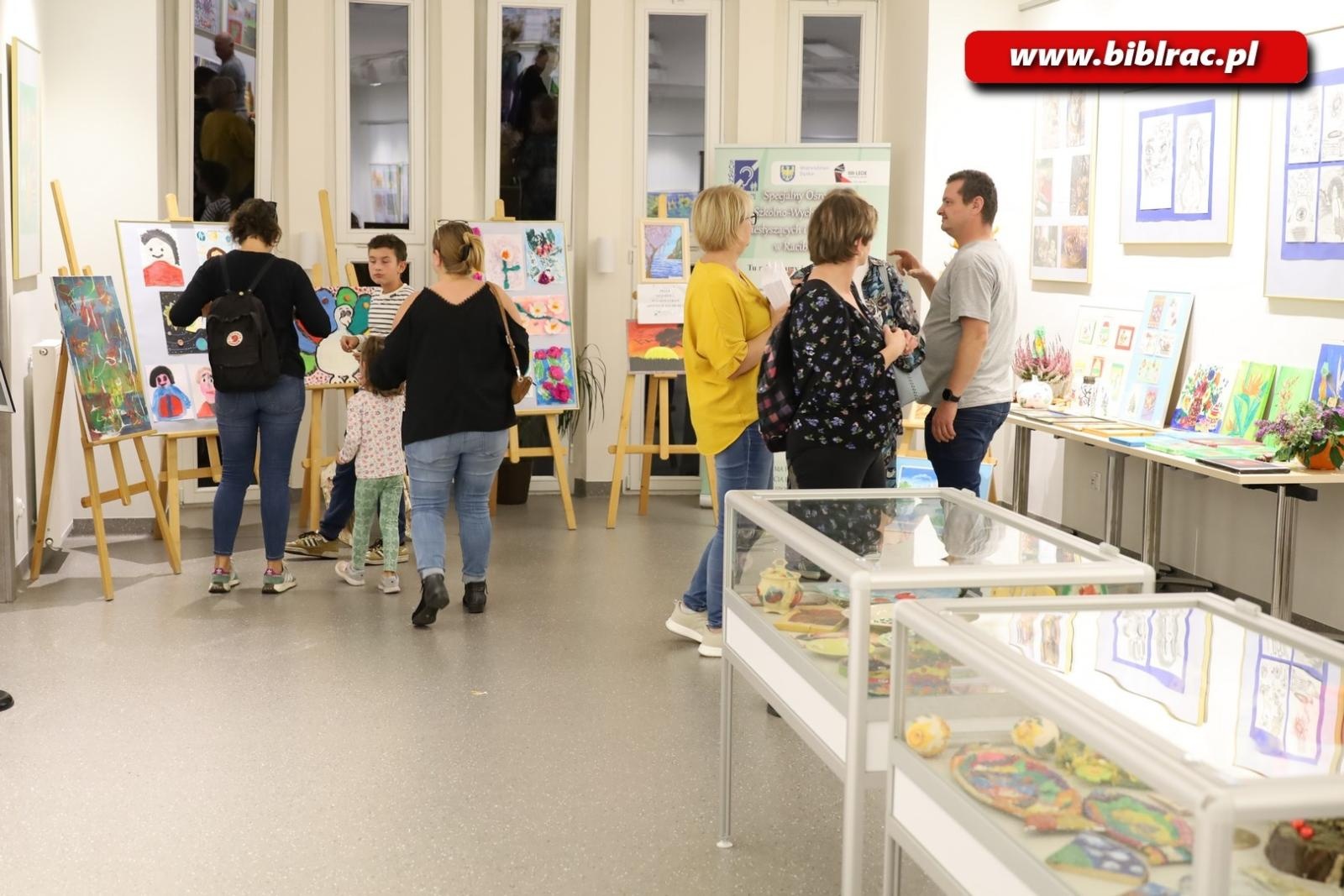 Zdjęcie w galerii na portalu naszraciborz.pl: O życiu w głuszy. Spotkanie z Anną Goc w raciborskiej bibliotece wiadomości z regionu