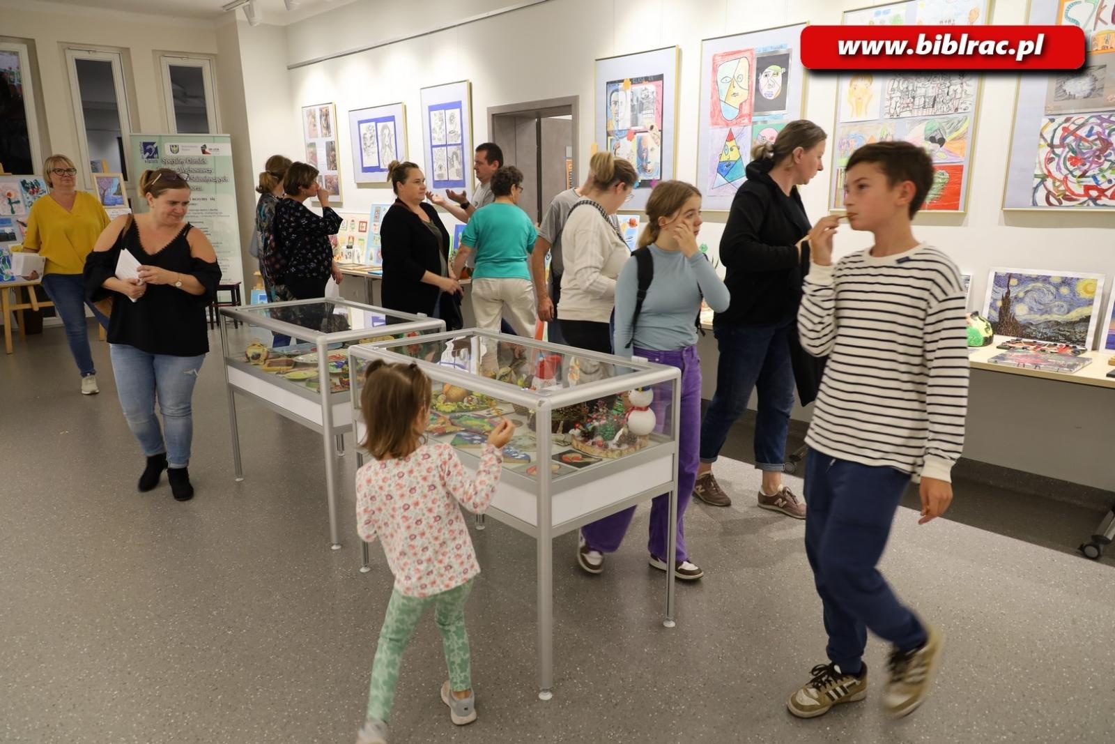Zdjęcie w galerii na portalu naszraciborz.pl: O życiu w głuszy. Spotkanie z Anną Goc w raciborskiej bibliotece wiadomości z regionu