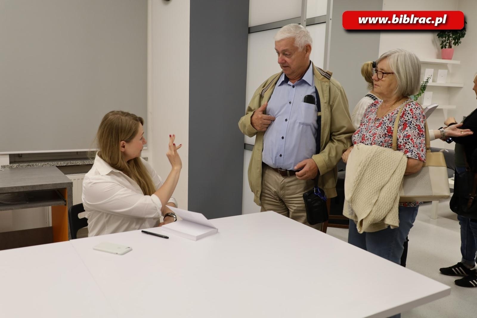 Zdjęcie w galerii na portalu naszraciborz.pl: O życiu w głuszy. Spotkanie z Anną Goc w raciborskiej bibliotece wiadomości z regionu