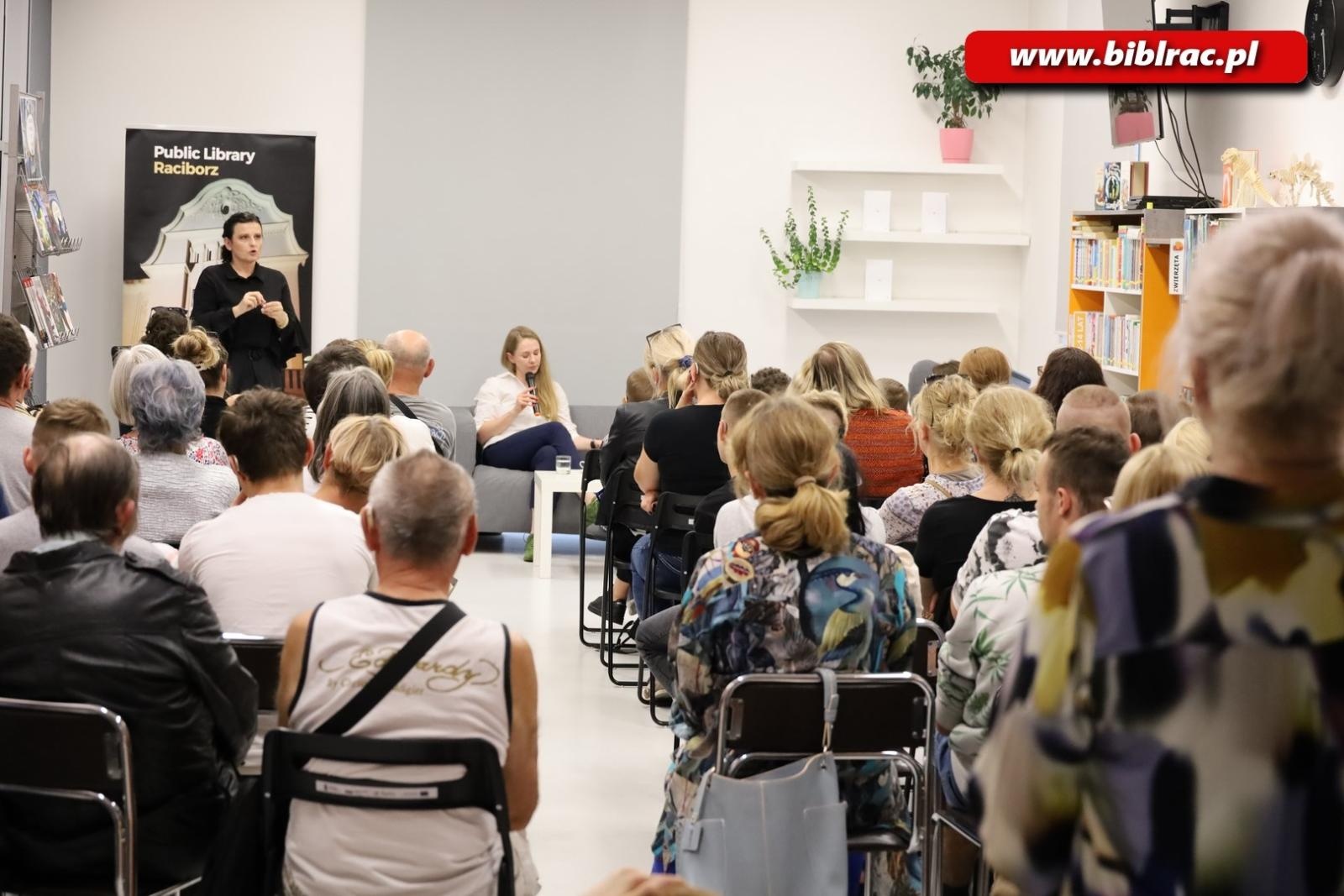 Zdjęcie w galerii na portalu naszraciborz.pl: O życiu w głuszy. Spotkanie z Anną Goc w raciborskiej bibliotece wiadomości z regionu