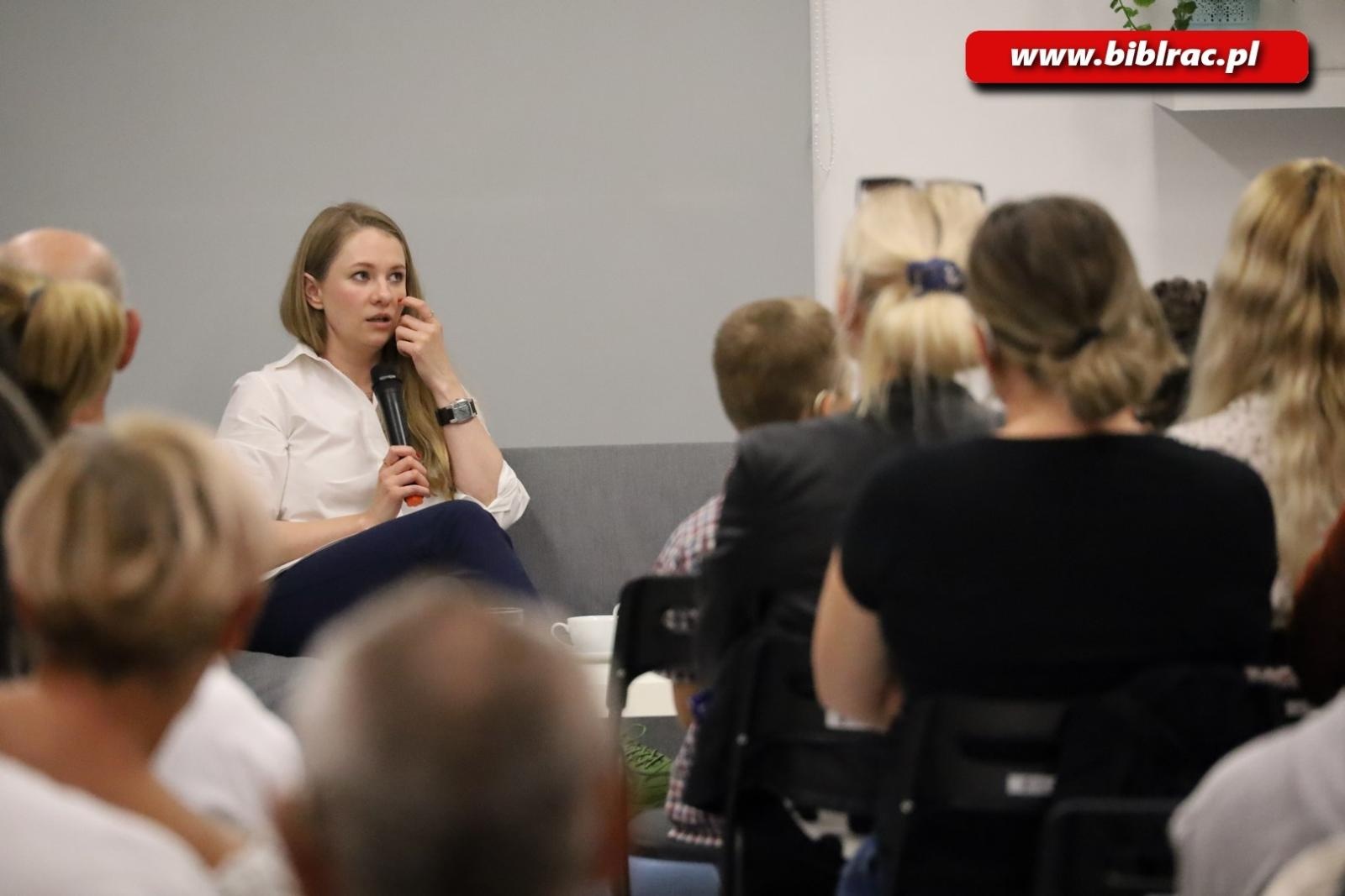 Zdjęcie w galerii na portalu naszraciborz.pl: O życiu w głuszy. Spotkanie z Anną Goc w raciborskiej bibliotece wiadomości z regionu