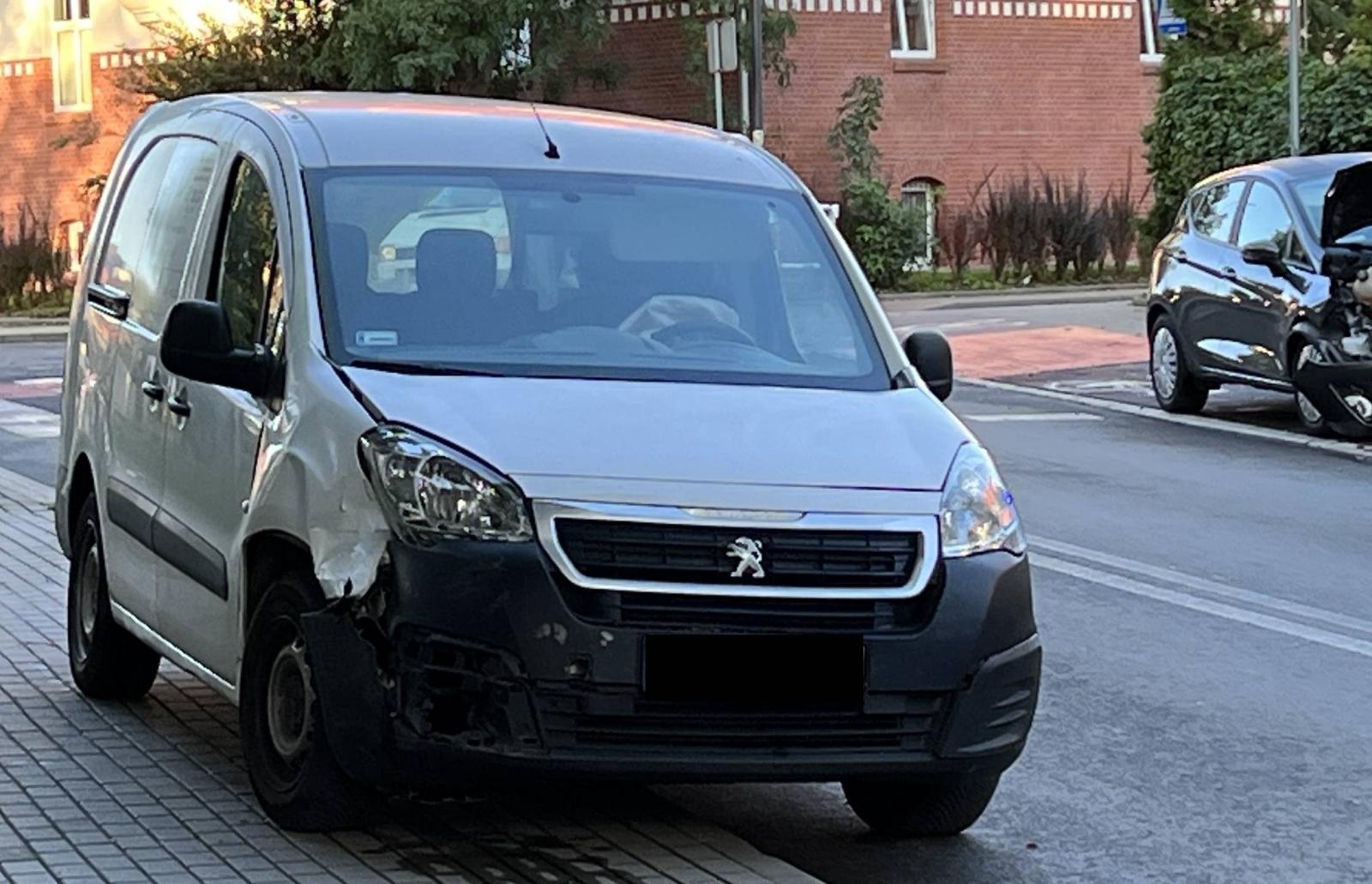 Zdjęcie w galerii na portalu naszraciborz.pl: Kolizja na skrzyżowaniu Bema-Waryńskiego-Eichendorffa wiadomości z regionu