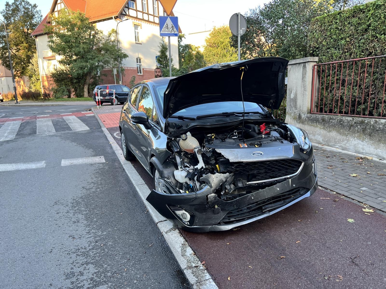 Zdjęcie w galerii na portalu naszraciborz.pl: Kolizja na skrzyżowaniu Bema-Waryńskiego-Eichendorffa wiadomości z regionu