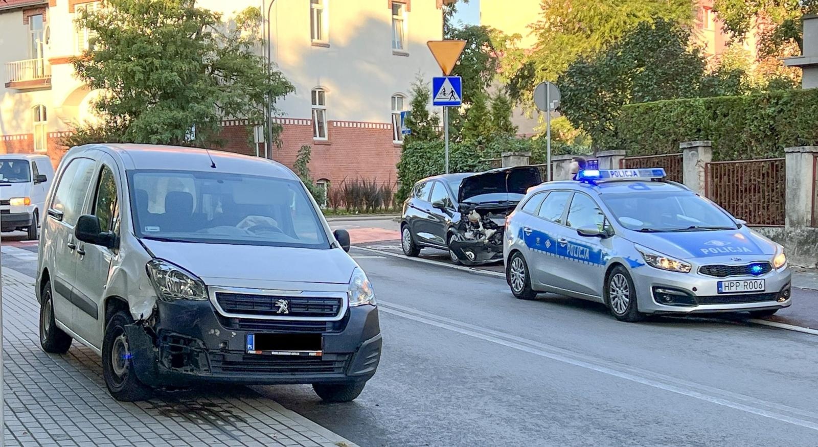 Zdjęcie w galerii na portalu naszraciborz.pl: Kolizja na skrzyżowaniu Bema-Waryńskiego-Eichendorffa wiadomości z regionu