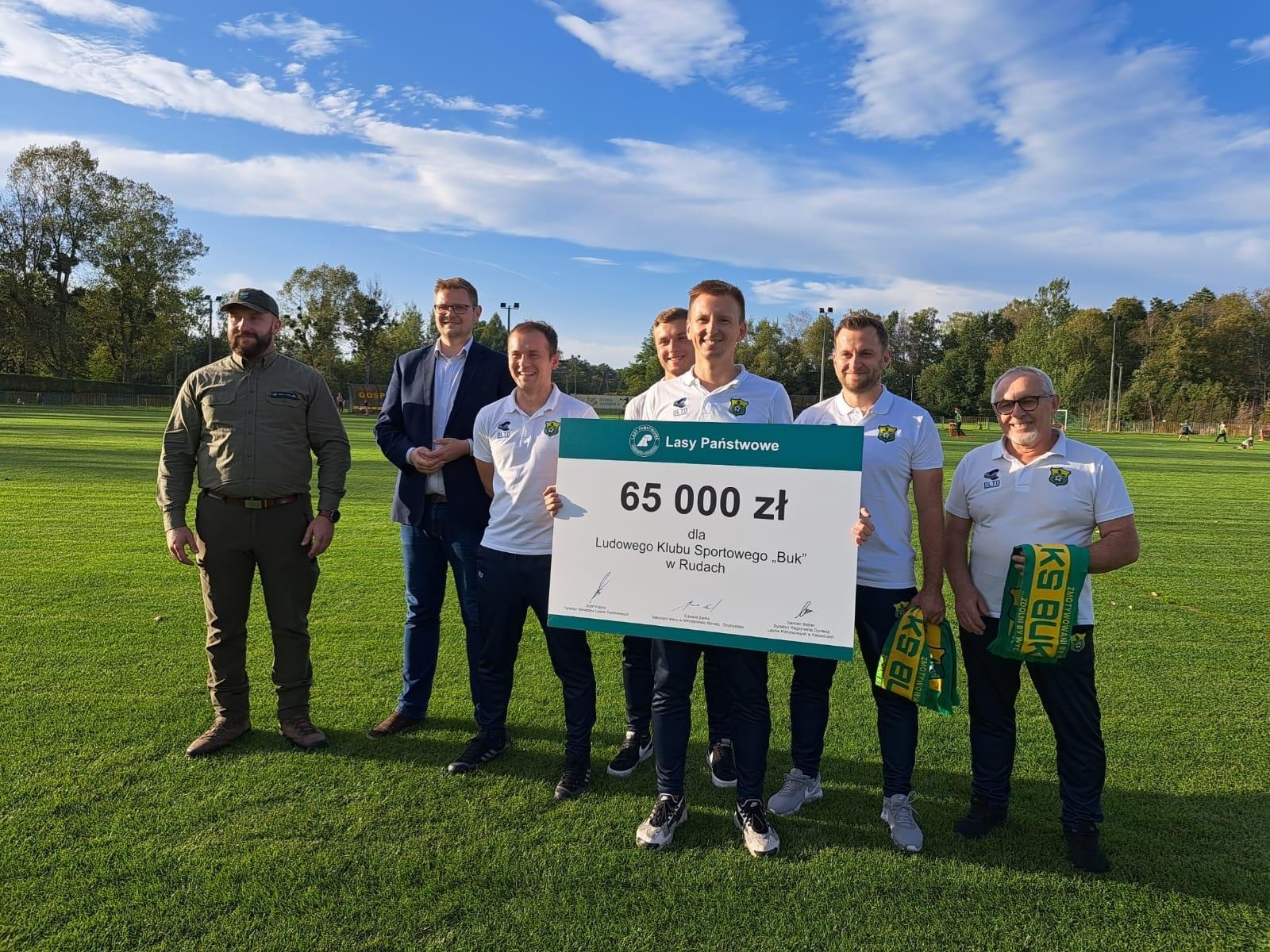 Zdjęcie w galerii na portalu naszraciborz.pl: Lasy Państwowe wspierają kluby. Finał inwestycji w Rudach wiadomości z regionu