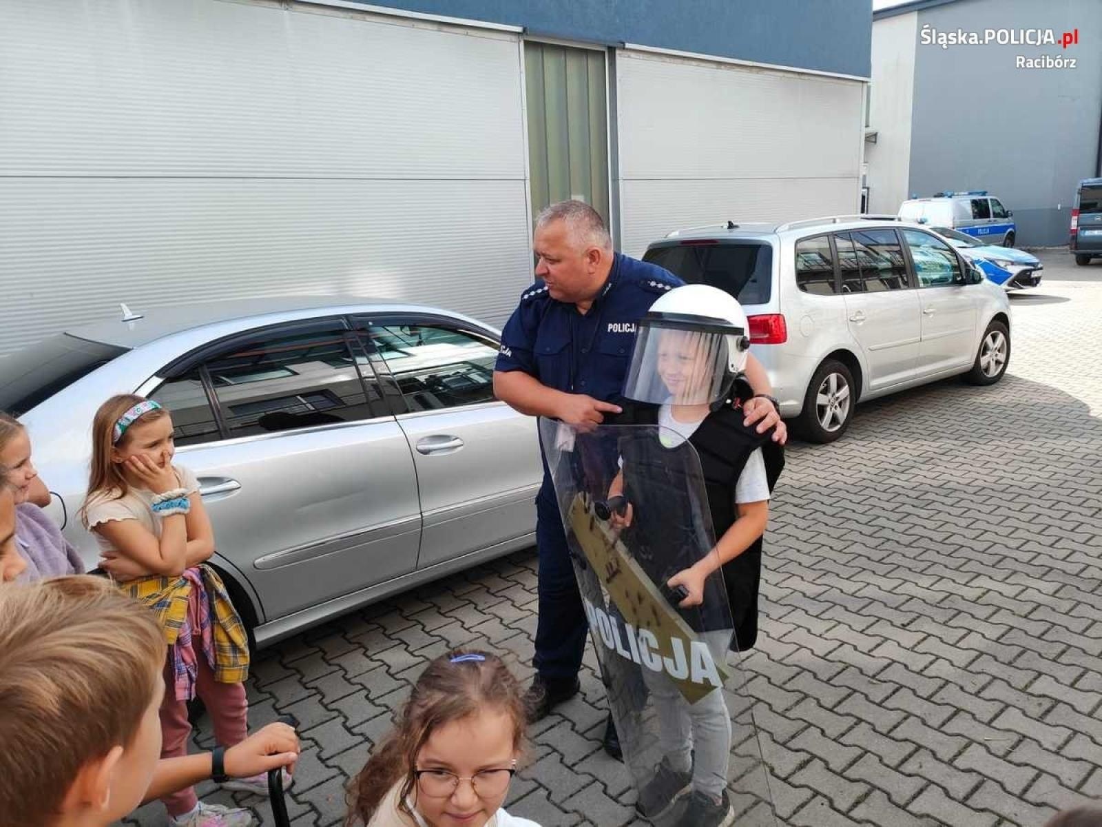 Zdjęcie w galerii na portalu naszraciborz.pl: Wizyta uczniów Szkoły Podstawowej nr 1 w raciborskiej komendzie  wiadomości z regionu