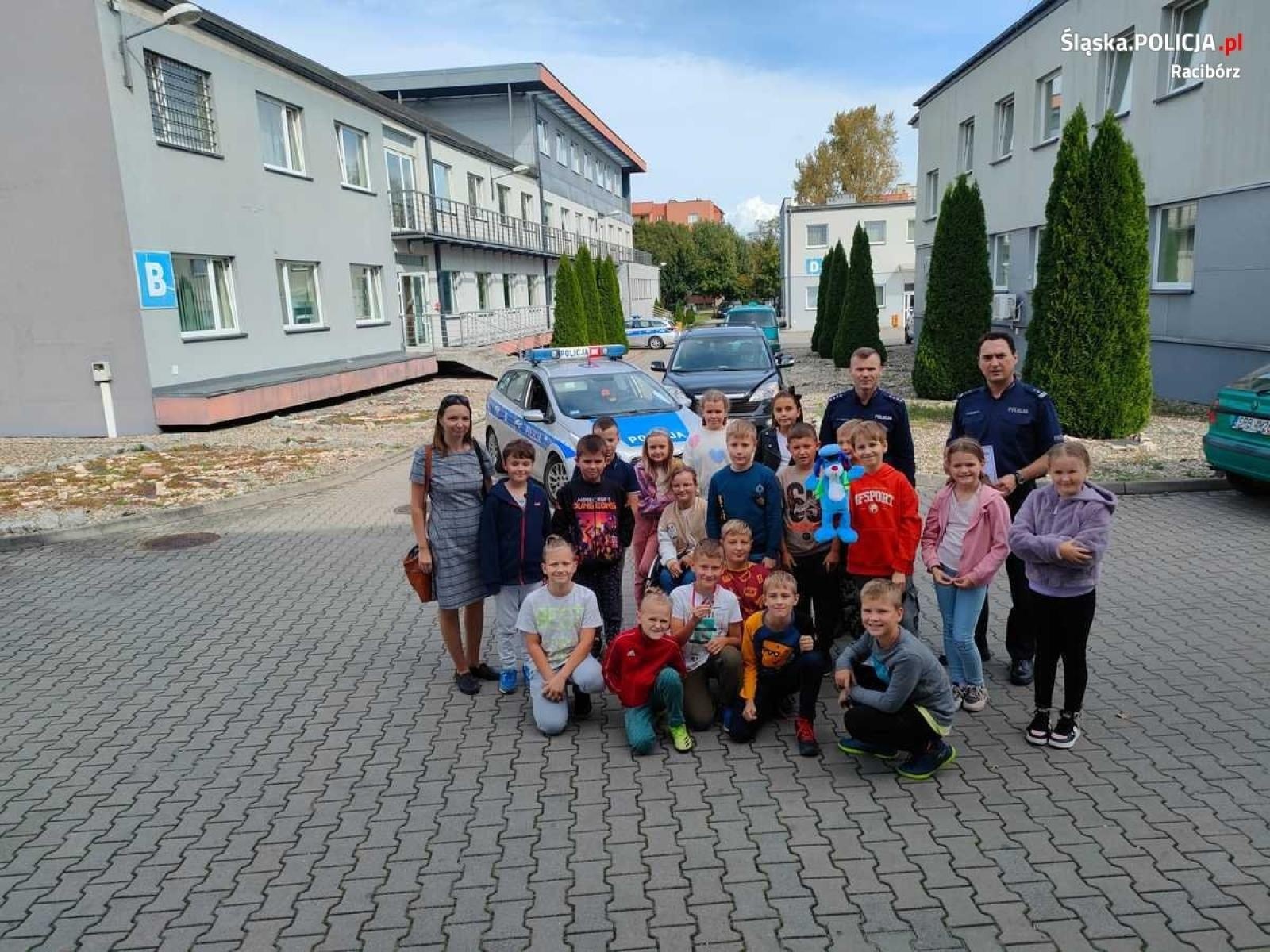 Zdjęcie w galerii na portalu naszraciborz.pl: Wizyta uczniów Szkoły Podstawowej nr 1 w raciborskiej komendzie  wiadomości z regionu