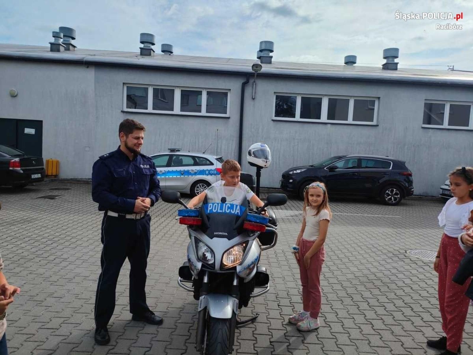 Zdjęcie w galerii na portalu naszraciborz.pl: Wizyta uczniów Szkoły Podstawowej nr 1 w raciborskiej komendzie  wiadomości z regionu