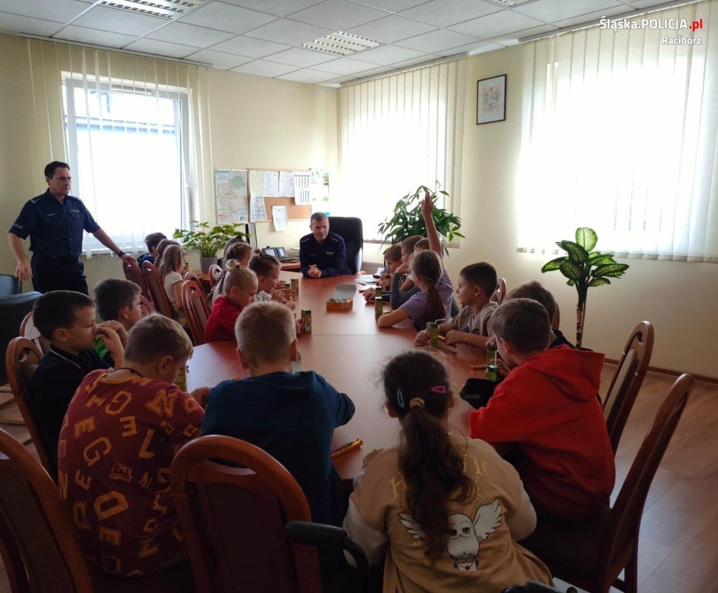 Zdjęcie w galerii na portalu naszraciborz.pl: Wizyta uczniów Szkoły Podstawowej nr 1 w raciborskiej komendzie  wiadomości z regionu