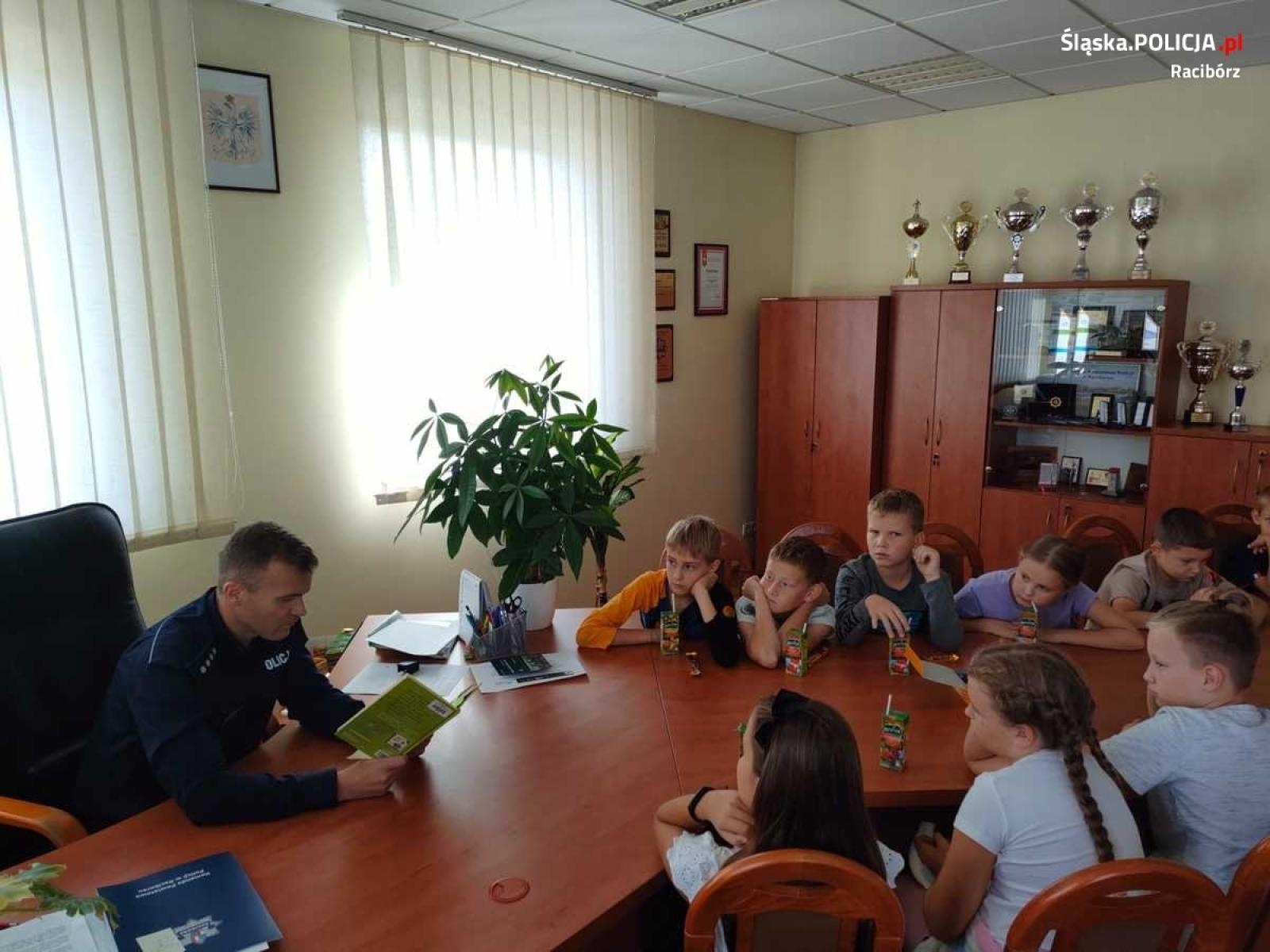 Zdjęcie w galerii na portalu naszraciborz.pl: Wizyta uczniów Szkoły Podstawowej nr 1 w raciborskiej komendzie  wiadomości z regionu