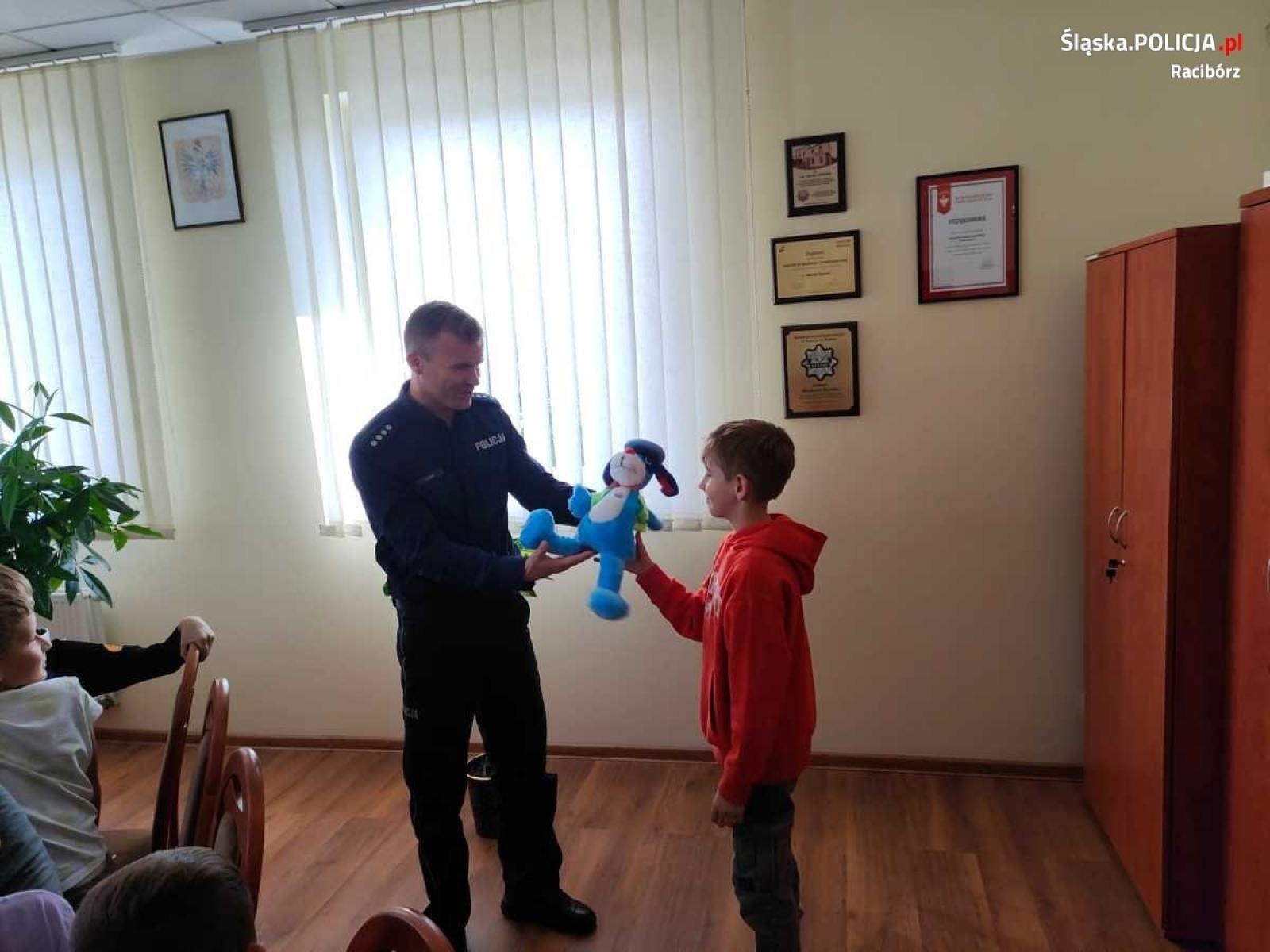 Zdjęcie w galerii na portalu naszraciborz.pl: Wizyta uczniów Szkoły Podstawowej nr 1 w raciborskiej komendzie  wiadomości z regionu