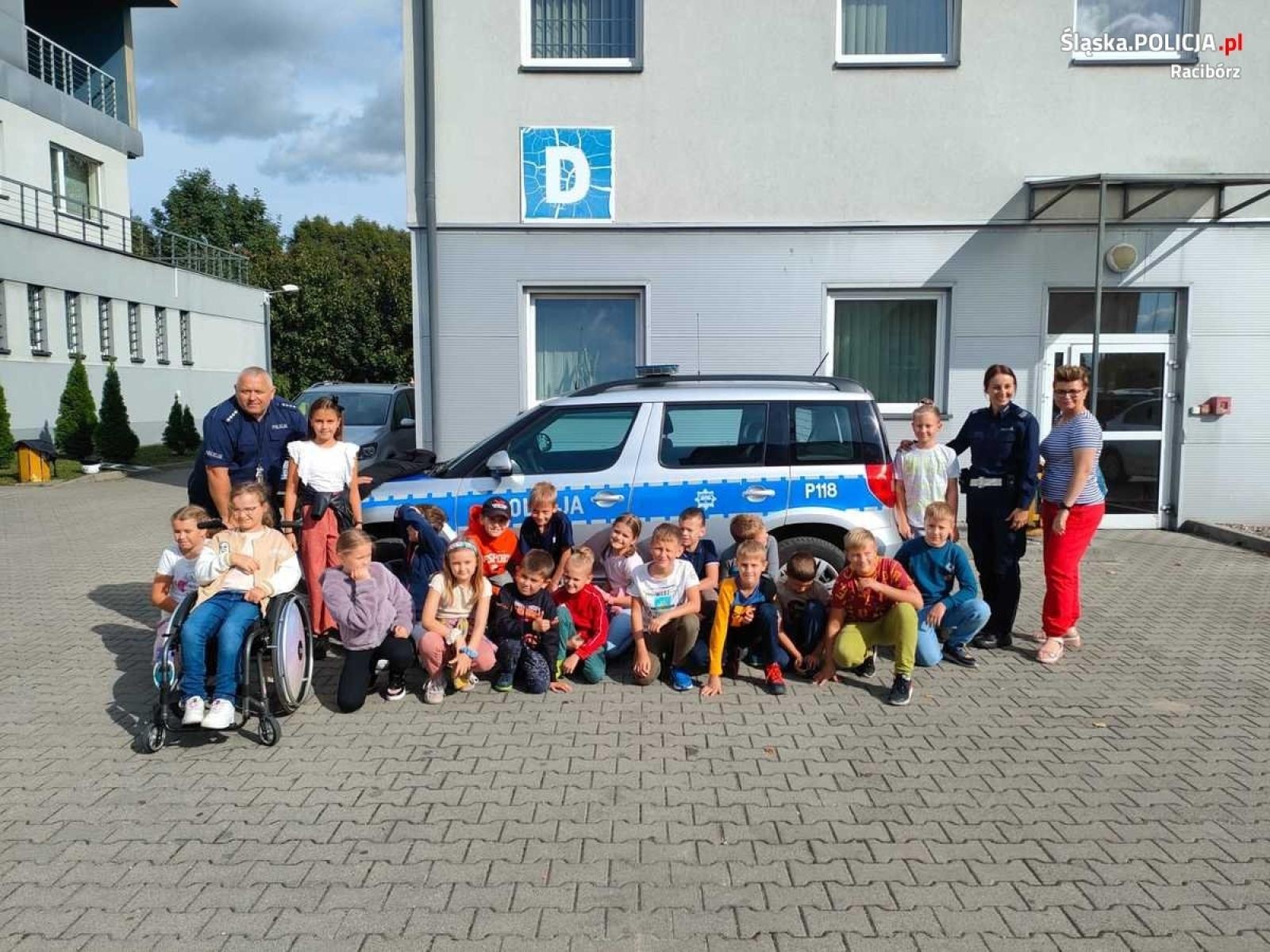 Zdjęcie w galerii na portalu naszraciborz.pl: Wizyta uczniów Szkoły Podstawowej nr 1 w raciborskiej komendzie  wiadomości z regionu