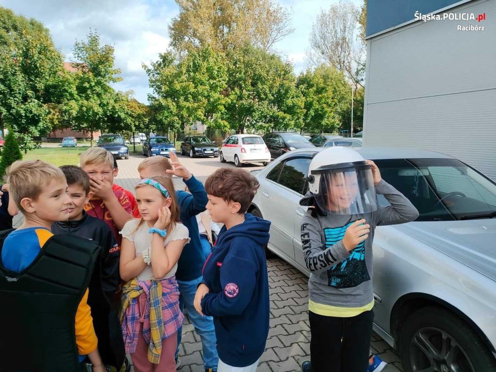 Zdjęcie w galerii na portalu naszraciborz.pl: Wizyta uczniów Szkoły Podstawowej nr 1 w raciborskiej komendzie  wiadomości z regionu