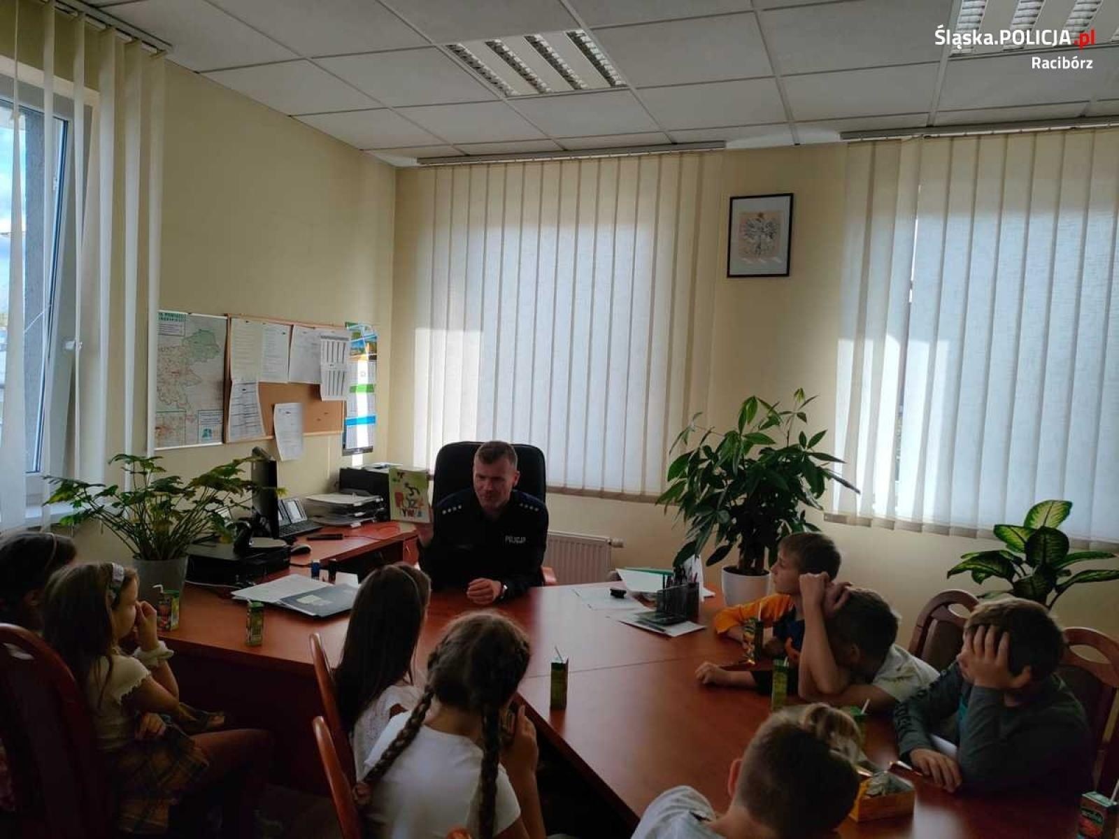 Zdjęcie w galerii na portalu naszraciborz.pl: Wizyta uczniów Szkoły Podstawowej nr 1 w raciborskiej komendzie  wiadomości z regionu