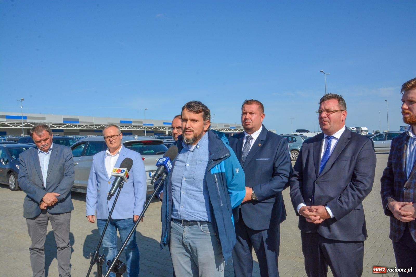 Zdjęcie w galerii na portalu naszraciborz.pl: Starosta odebrał czek przed bramą Eko-Okien wiadomości z regionu