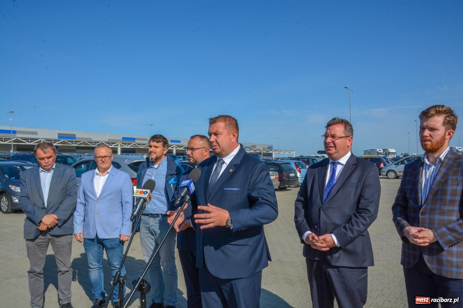 Zdjęcie w galerii na portalu naszraciborz.pl: Starosta odebrał czek przed bramą Eko-Okien wiadomości z regionu