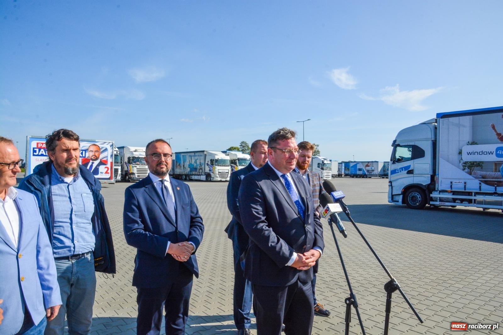 Zdjęcie w galerii na portalu naszraciborz.pl: Starosta odebrał czek przed bramą Eko-Okien wiadomości z regionu