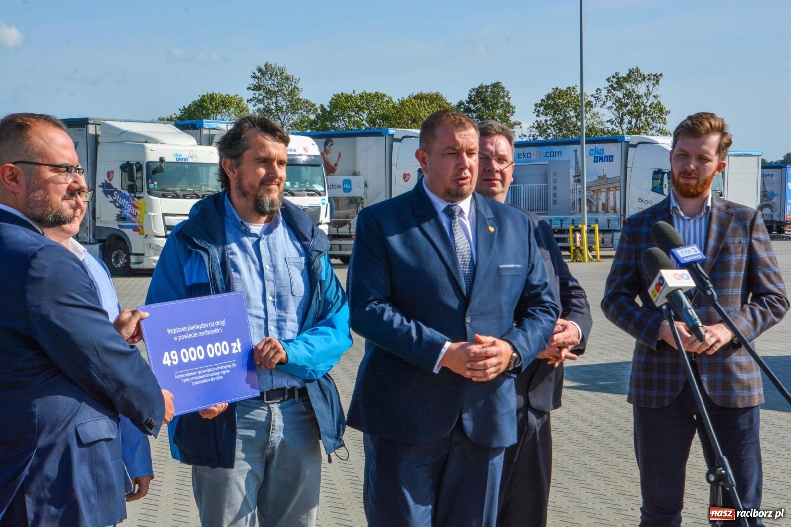 Zdjęcie w galerii na portalu naszraciborz.pl: Starosta odebrał czek przed bramą Eko-Okien wiadomości z regionu