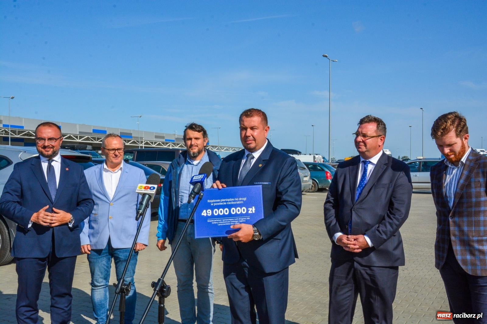 Zdjęcie w galerii na portalu naszraciborz.pl: Starosta odebrał czek przed bramą Eko-Okien wiadomości z regionu